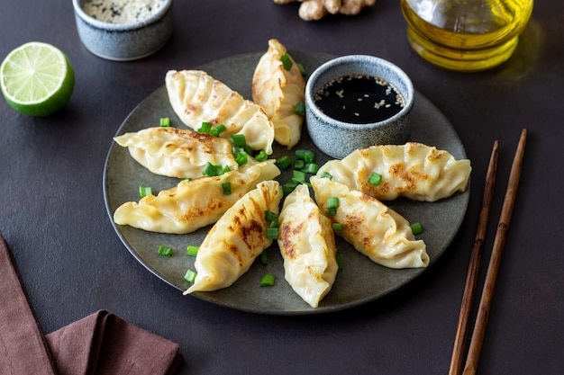 Empanadillas fritas con salsa de soja Gyoza Alimentación saludable Comida asiática