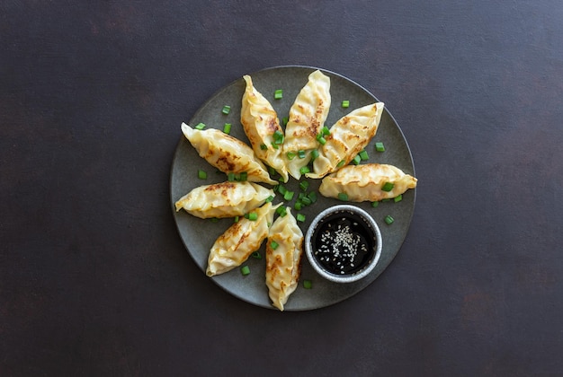 Empanadillas fritas con salsa de soja Gyoza Alimentación saludable Comida asiática