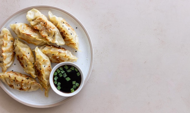 Empanadillas fritas con salsa de soja Gyoza Alimentación saludable Comida asiática