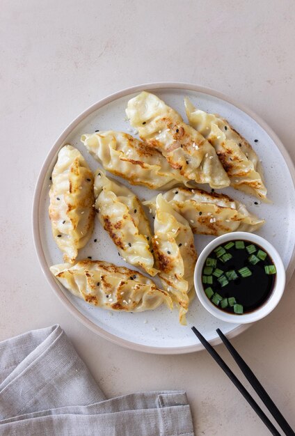 Empanadillas fritas con salsa de soja Gyoza Alimentación saludable Comida asiática