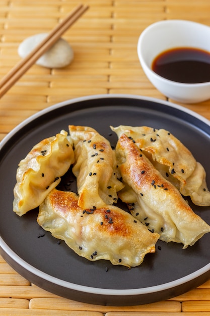 Empanadillas fritas con salsa de soja. Gyoza. Alimentación saludable. Comida vegetariana.