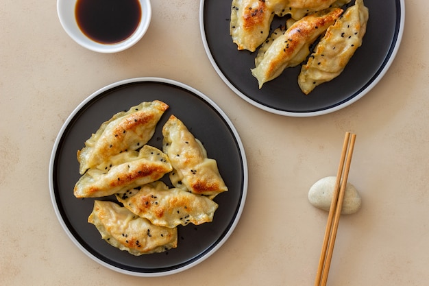 Empanadillas fritas con salsa de soja. Gyoza. Alimentación saludable. Comida vegetariana.