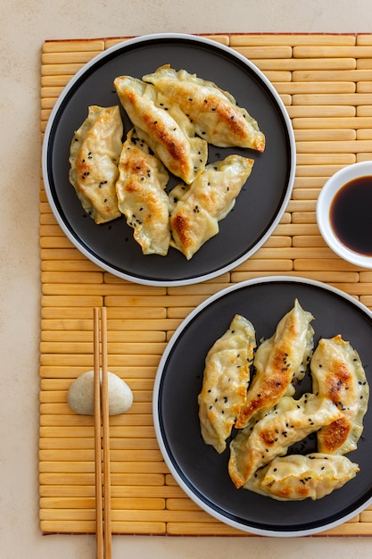 Empanadillas fritas con salsa de soja. Gyoza. Alimentación saludable. Comida vegetariana.