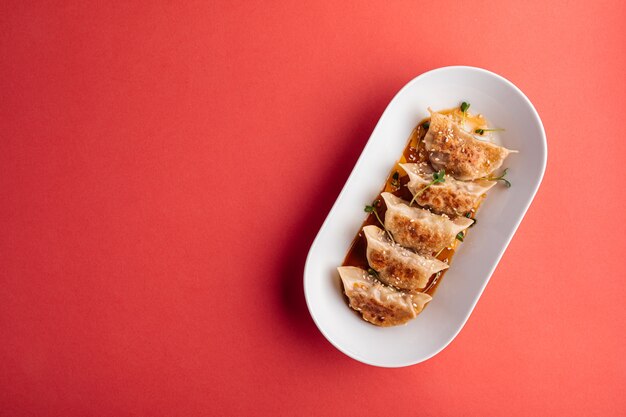 Empanadillas japonesas de gedza con salsa de soja