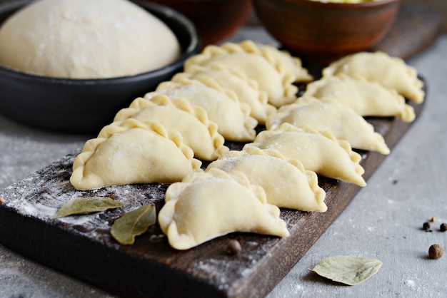 Empanadillas con patatas con hierbas