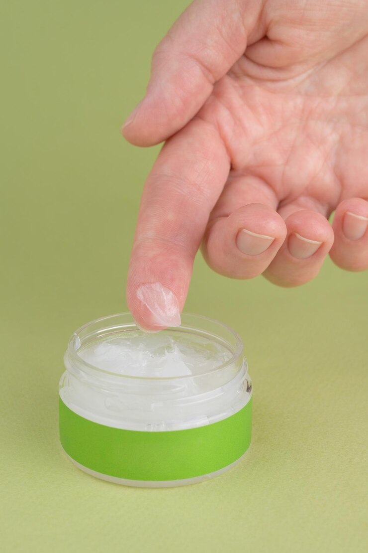 Foto empaque blanco de envases de productos en forma de frasco de crema en la mano de la mujer empaque de contenedor