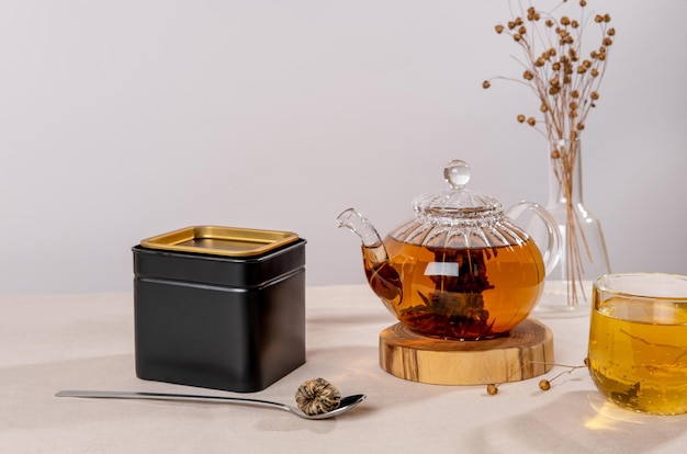 Empaque de metal negro para té Maqueta de marca y empaque de té Maqueta de empaque de té en blanco con té para mostrar el diseño de su marca
