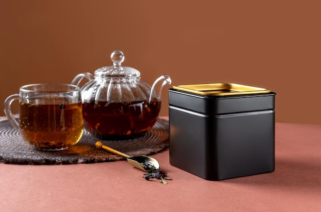 Foto empaque de metal negro para té maqueta de marca y empaque de té maqueta de empaque de té en blanco con té para mostrar el diseño de su marca