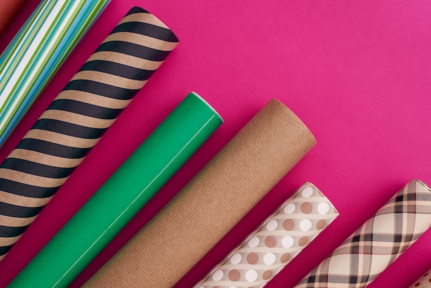 Empaque sus regalos con rollos de papel de regalo multicolor de diferentes papeles de regalo