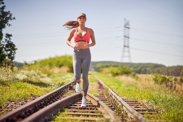 Emparejador femenino corriendo en el campo