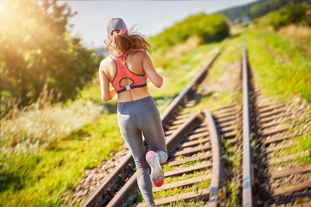 Emparejador femenino corriendo en el campo