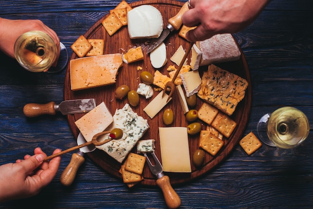 Emparelhe tenham uma boa noite com prato de queijo e vinho