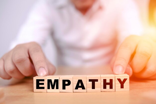 Foto empathie-text auf holzblöcken leben und geschäft inspirierendes motivationskonzept