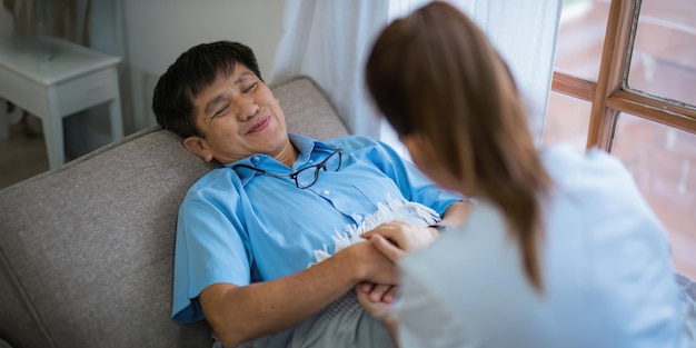 Empatia confiança e enfermeira cuidadora de mãos dadas com o paciente apoio de consulta e aconselhamento de saúde Aconselhamento de bondade e terapia médica em lar de idosos para consulta de esperança e psicologia