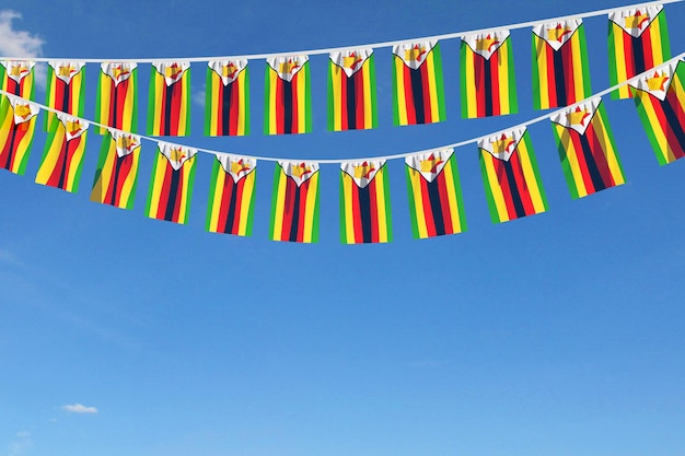 Empavesado festivo de la bandera de Zimbabue colgando contra un cielo azul d render