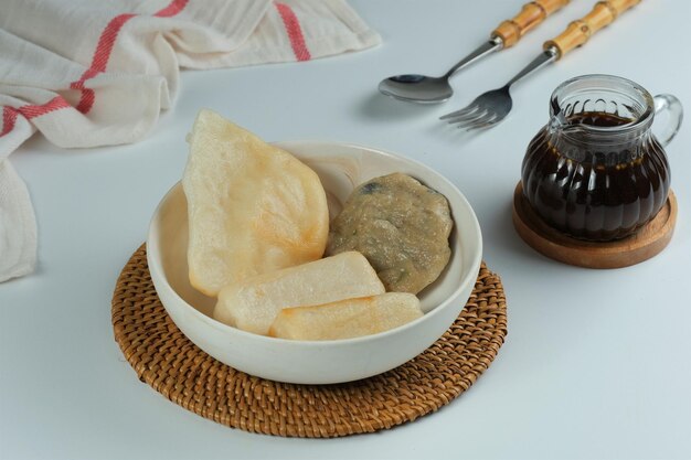 Empekempek auf weißem Hintergrund Traditionelles Essen aus Indonesien