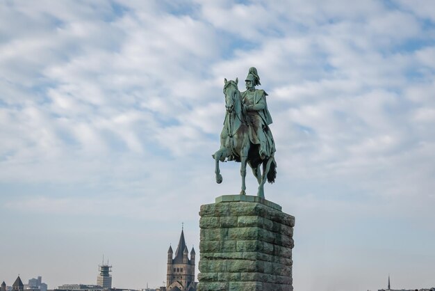 Foto emperador guillerme i en el puente hohenzollern colonia alemania