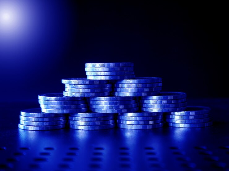 empilhar dinheiro e moedas com fundo desfocado Conceito de criptomoeda virtual
