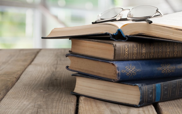 Empilhe livros na tabuleta de madeira