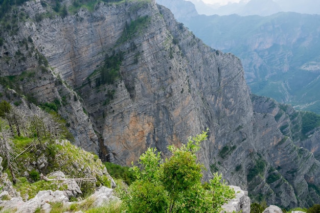 Una empinada ladera de montaña con vistas pintorescas