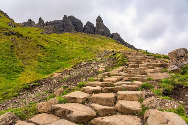 Empinado camino de subida empedrado hasta el famoso Viejo de Storr en la Isla de Skye Escocia