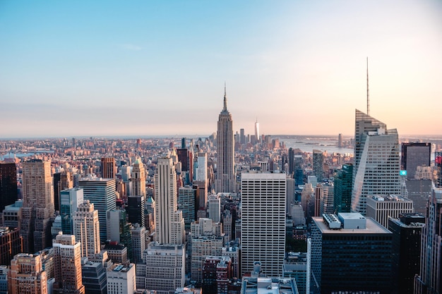 Empire State Building gegen den Himmel bei Sonnenuntergang in der Stadt