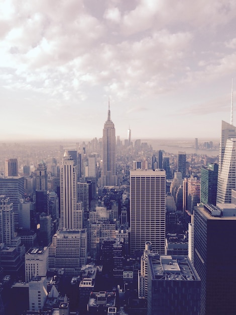 Empire State Building inmitten des Stadtlandschafts gegen den Himmel