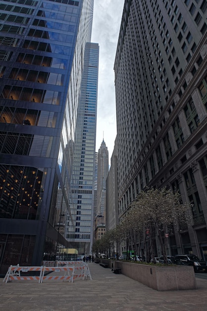 Empire state building localizado em midtown manhattan na quinta avenida. tornou-se o edifício mais alto de nova york depois que o world trade center foi destruído nos ataques terroristas de 11 de setembro de 2001 até 2013