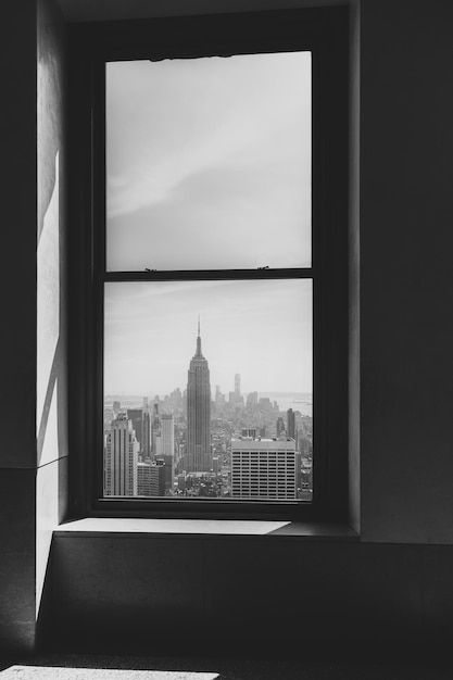 El Empire State Building visto a través de la ventana