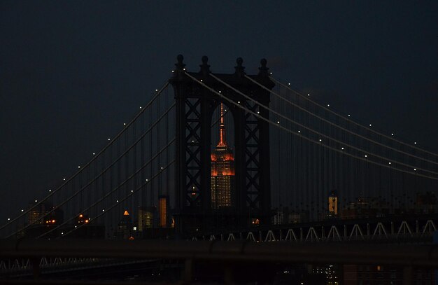 Foto empire state e manhattan bridge à noite