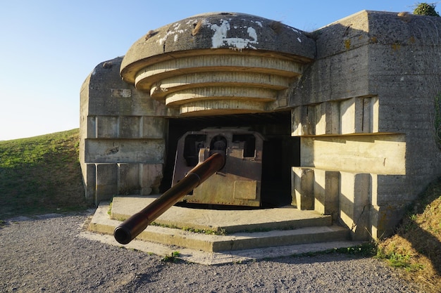 El emplazamiento de armas de la Segunda Guerra Mundial en LonguessurMer Normandía Francia