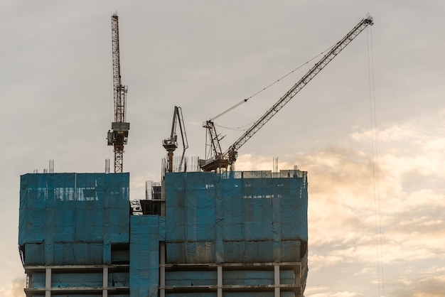 Emplazamiento de obra con grúa y edificio.