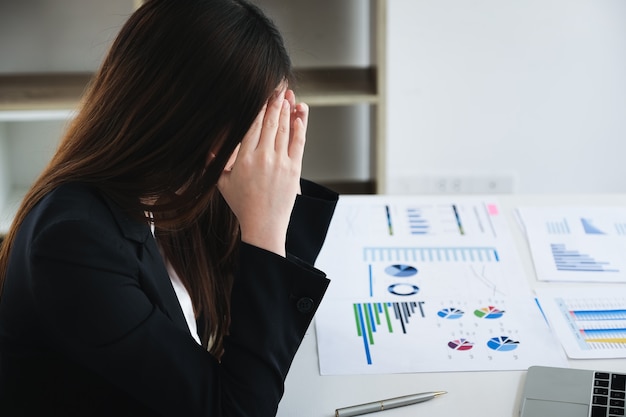 Las empleadas muestran dolores de cabeza por el trabajo o decepción laboral.