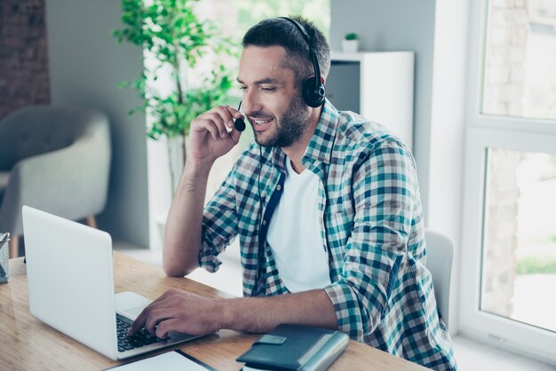 Empleado con una camisa a cuadros azul que trabaja en la oficina