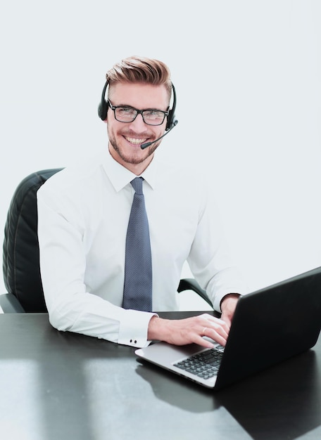 Empleado del centro de negocios que trabaja en una computadora portátil