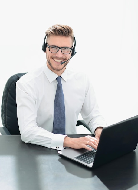 Empleado del centro de negocios que trabaja en una foto de computadora portátil con espacio para copiar