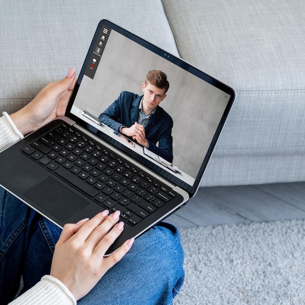 Empleado de chat de video que trabaja desde casa en una computadora portátil