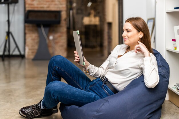 Empleado de la empresa comercial que trabaja en la zona de relax