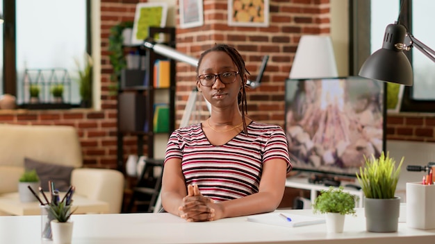 Empleado de la empresa hablando en una reunión de videollamada con cámara web, usando videoconferencia en línea para chatear con colegas. Mujer de negocios que asiste a una discusión de teleconferencia virtual de forma remota.