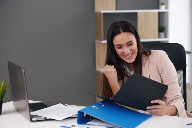 El empleado de una empresa se siente como un ganador