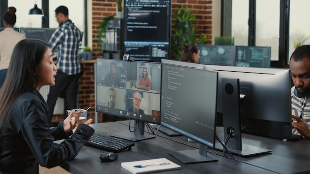 Empleado de la empresa de software en videoconferencia con el equipo del cliente discutiendo la fecha límite del proyecto de codificación. Programador conversando en línea con clientes y propietarios de negocios sobre el código fuente.