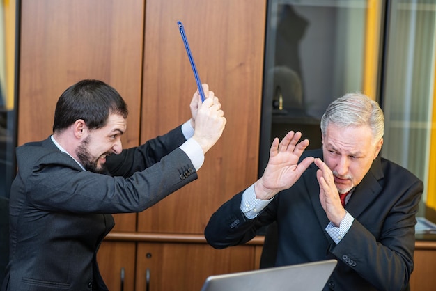 Empleado enojado atacando a su jefe