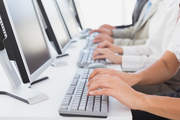 Empleado escribiendo en sus computadoras