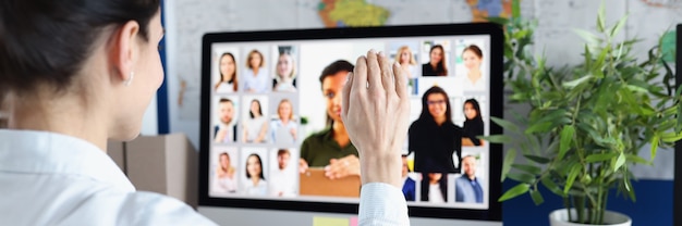 El empleado está hablando a través de un enlace de video con sus colegas.