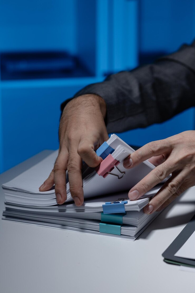 Foto un empleado estaba ordenando una pila de documentos apilados en su escritorio antes de regresar a casa del trabajo un empresario está ordenando su escritorio porque hay muchos documentos que ha completado