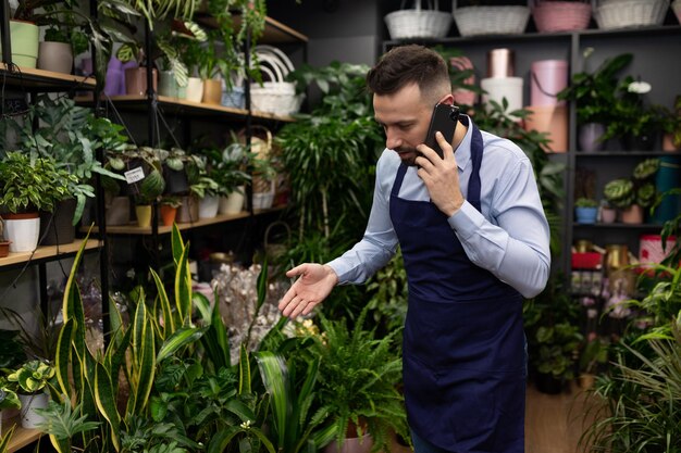 Un empleado de una floristería toma un pedido por teléfono