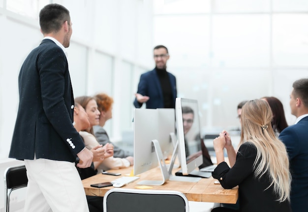 Empleado hace una pregunta durante una reunión de grupo