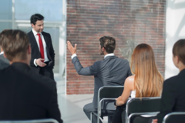 Empleado hace una pregunta en una reunión de negocios