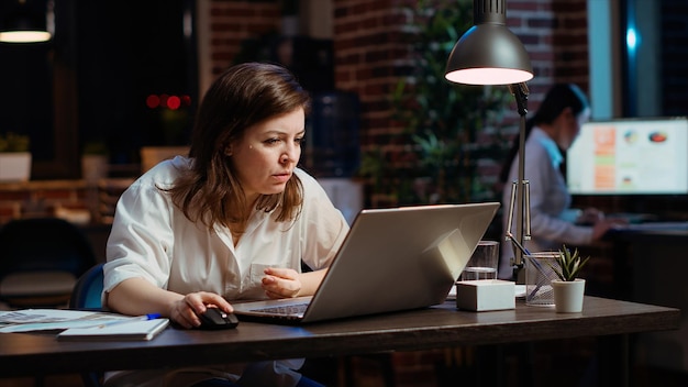 Empleado llamando al gerente a su escritorio de computadora para pedir comentarios sobre el proyecto