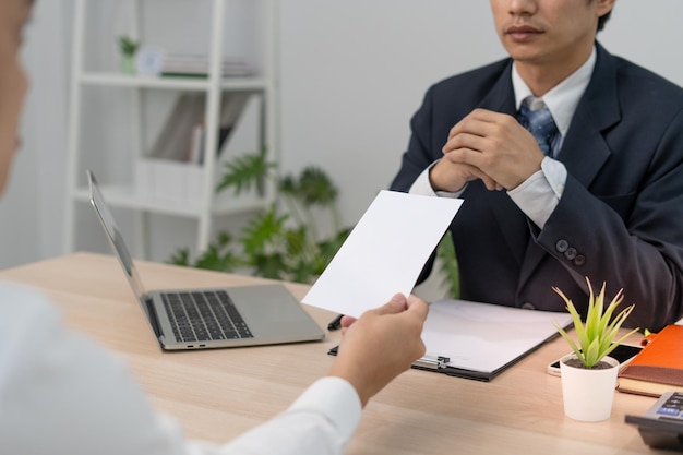 Empleado masculino envía una carta de renuncia a un ejecutivo o gerente Incluye información sobre renuncia y vacantes y cambios de trabajo